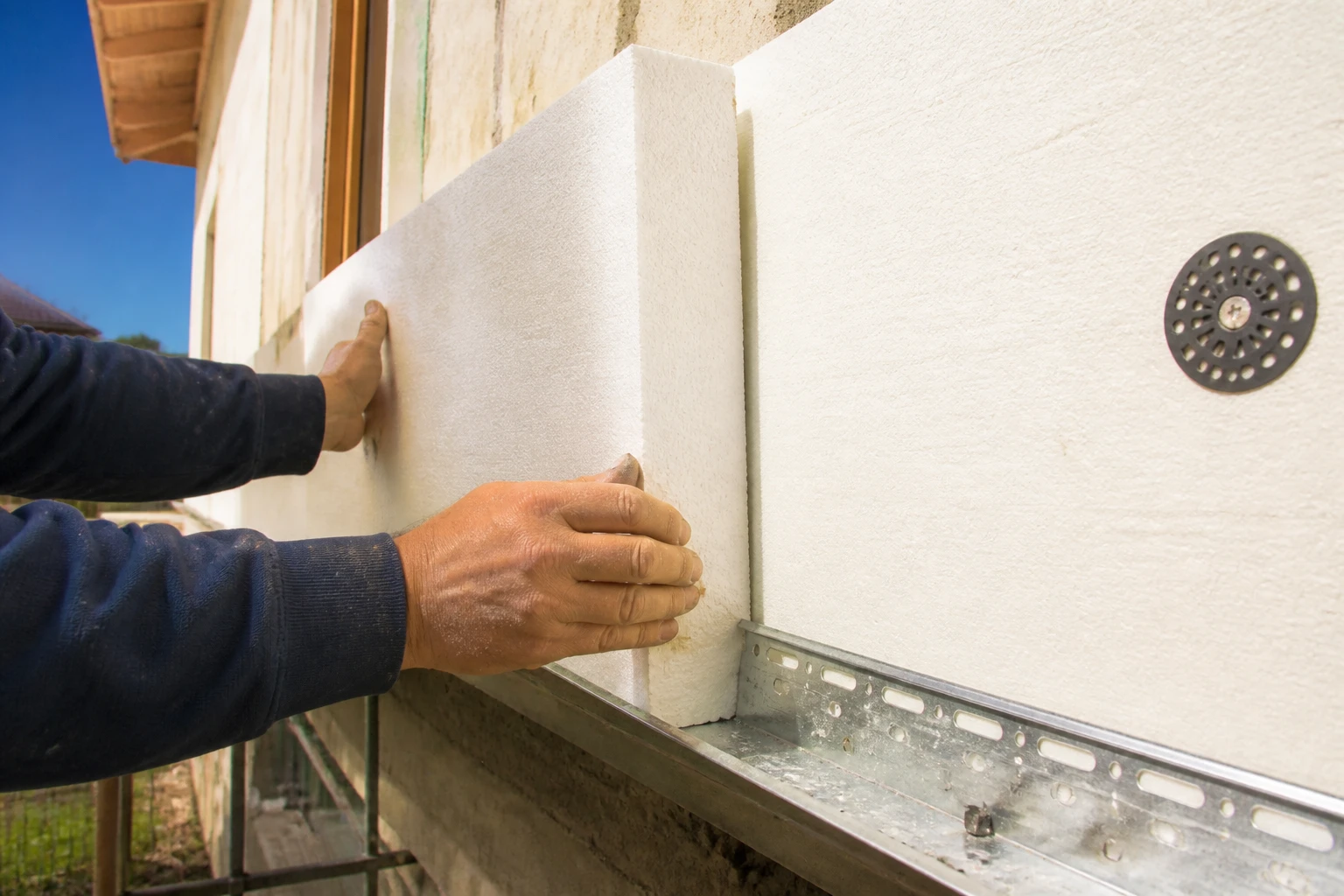 ITE en autoconstruction : le guide honnête pour isoler votre maison par l&rsquo;extérieur vous-même