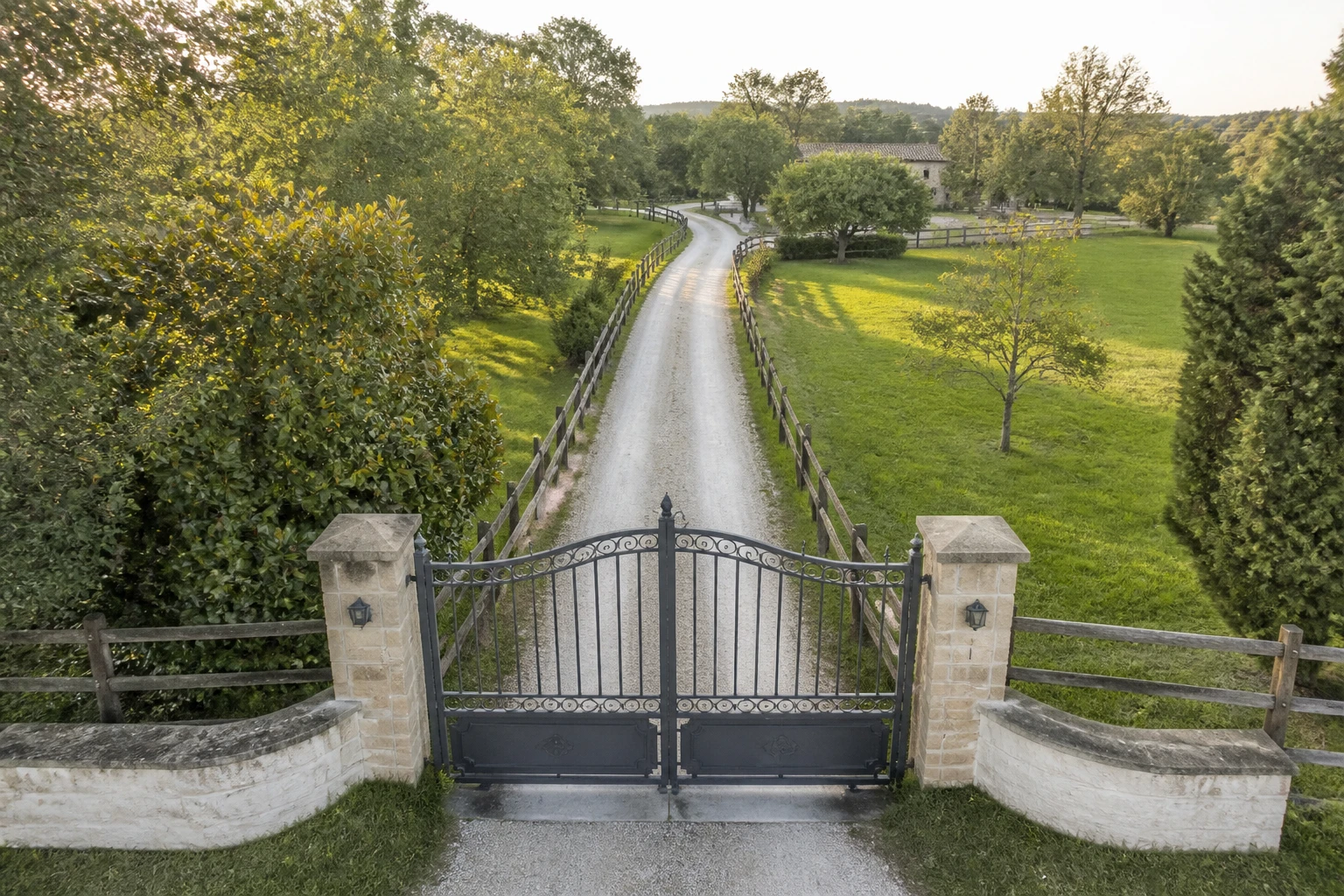 Chemin de servitude de passage traversant une propriété privée avec portail fermé en zone rurale française