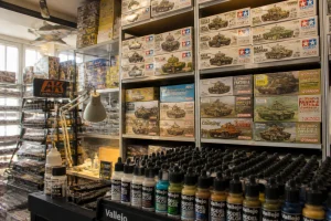 Rayons d'une boutique spécialisée maquettes avec kits militaires Tamiya, peintures Vallejo et outils pour modélistes