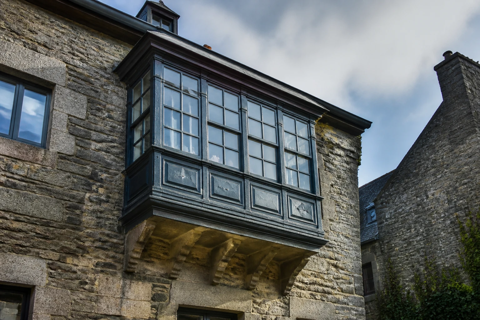Oriel ou bow-window : quelle différence entre les deux ?