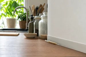 Gel appât anti-cafard posé près d'une plinthe de cuisine pour traiter une infestation