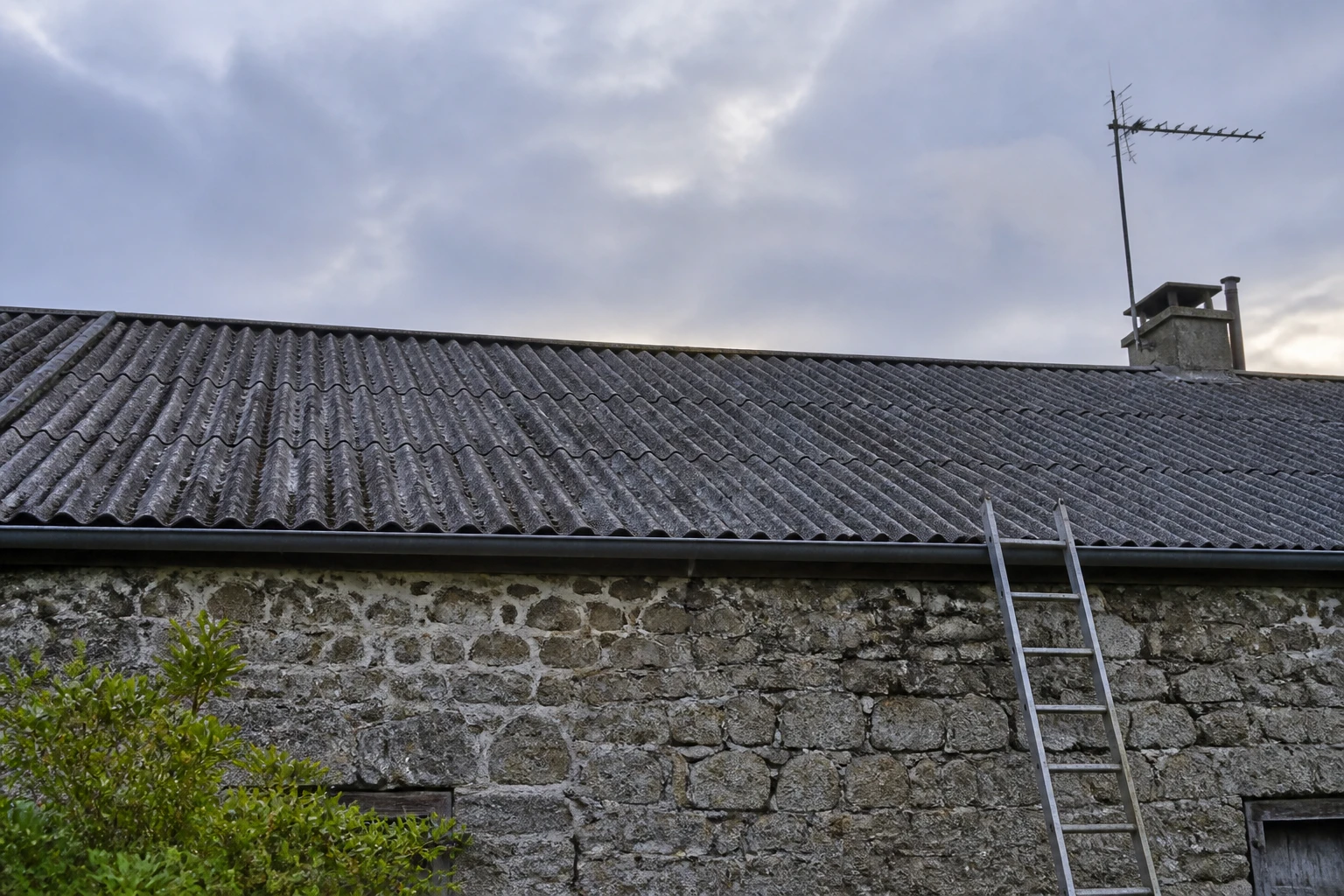 Vendre une maison avec un toit en amiante : ce qu&rsquo;il faut savoir